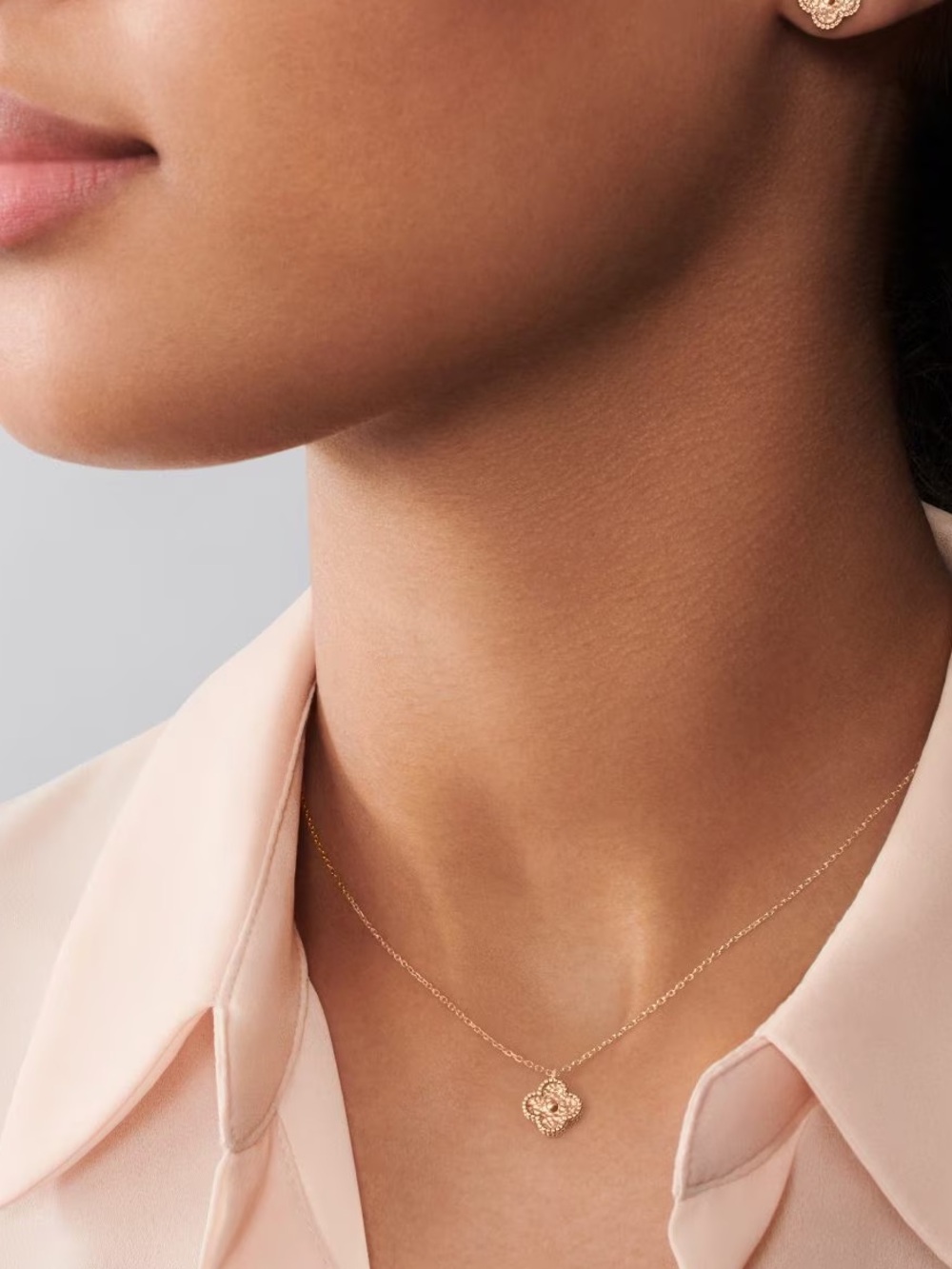 Sweet Alhambra pendant Van Cleef Arpels 18K gold